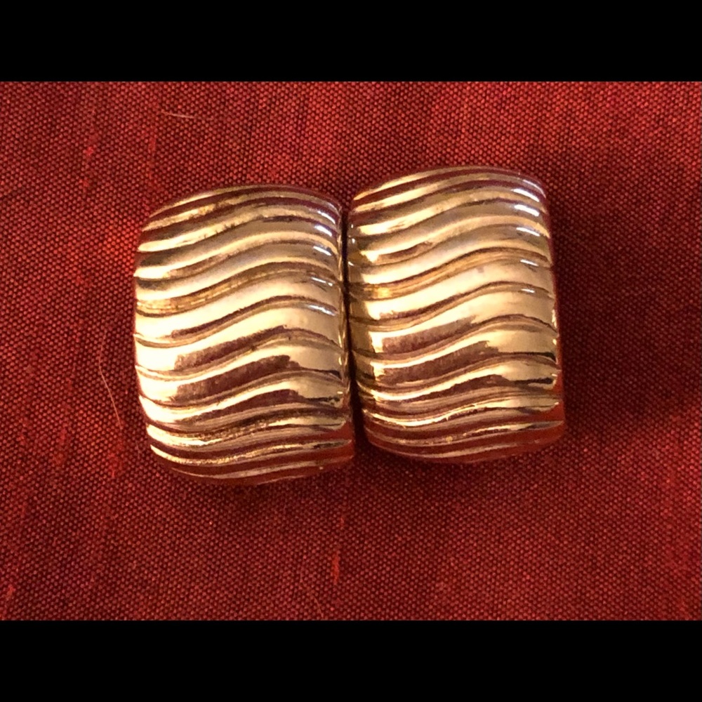 GIVENCHY PARIS NEW YORK 1990 GOLD CLIP-ON  EARRING